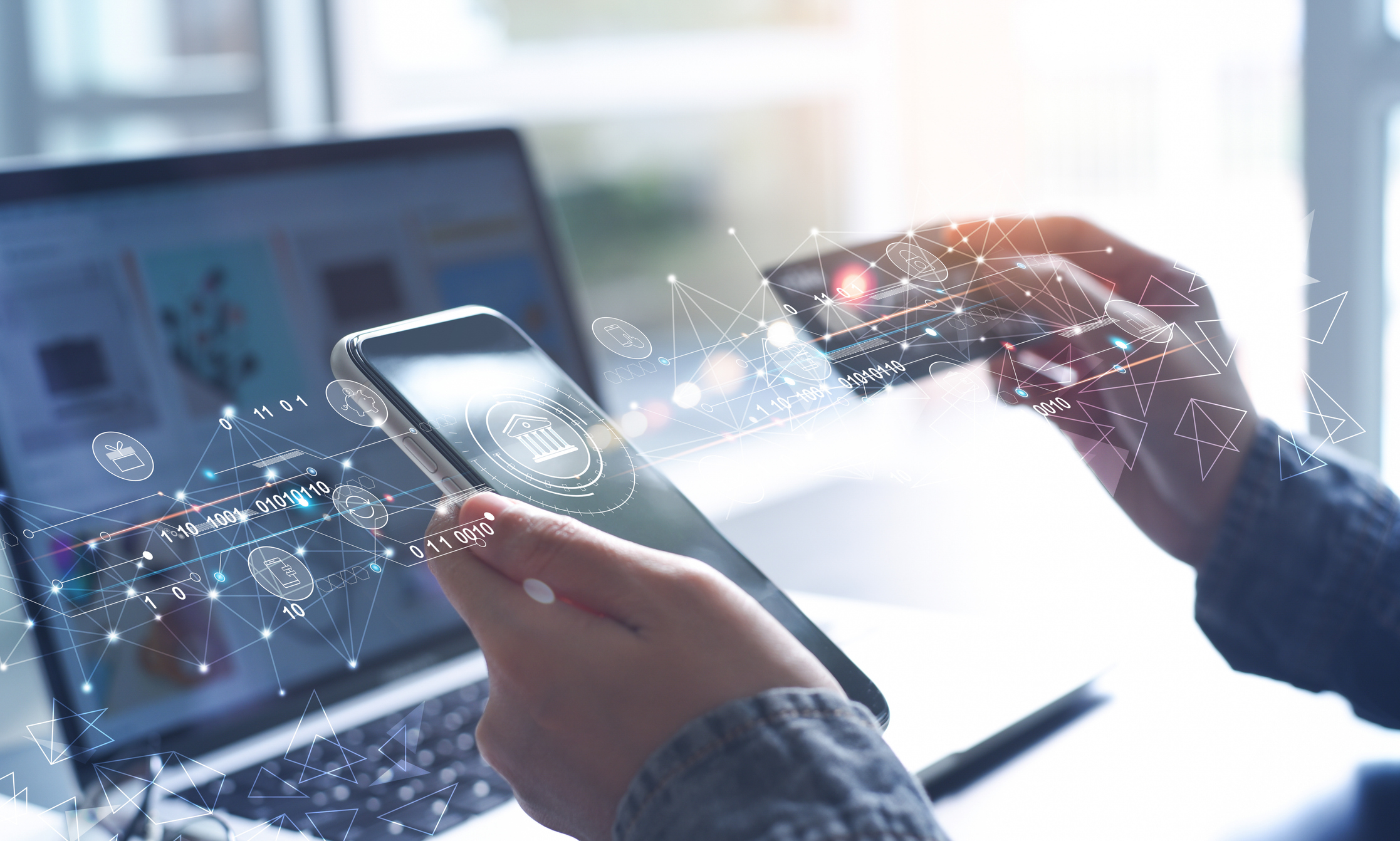 Pessoa realizando uma compra online com smartphone e cartão de crédito, com ícones digitais representando transações financeiras e tecnologia.