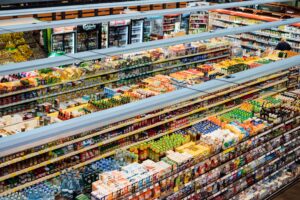 Corredores de um supermercado com produtos expostos nas prateleiras