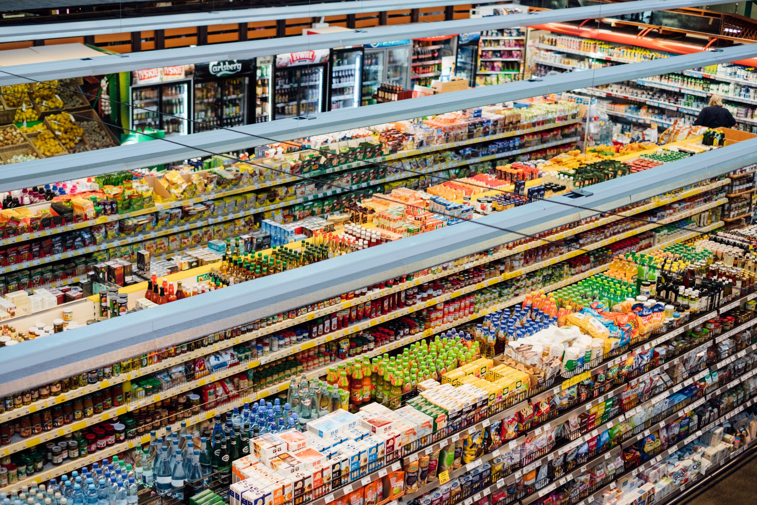 Corredores de um supermercado com produtos expostos nas prateleiras
